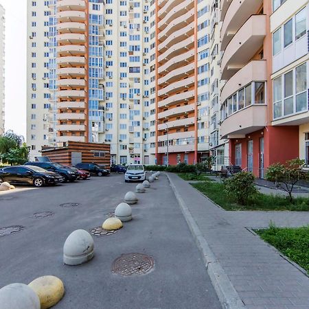Large 2 Room Apartment With A Beautiful View 2 Min Metro Chernigivska Kiew Exterior foto