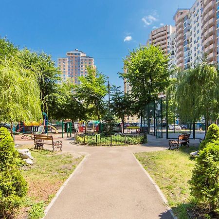 Large 2 Room Apartment With A Beautiful View 2 Min Metro Chernigivska Kiew Exterior foto