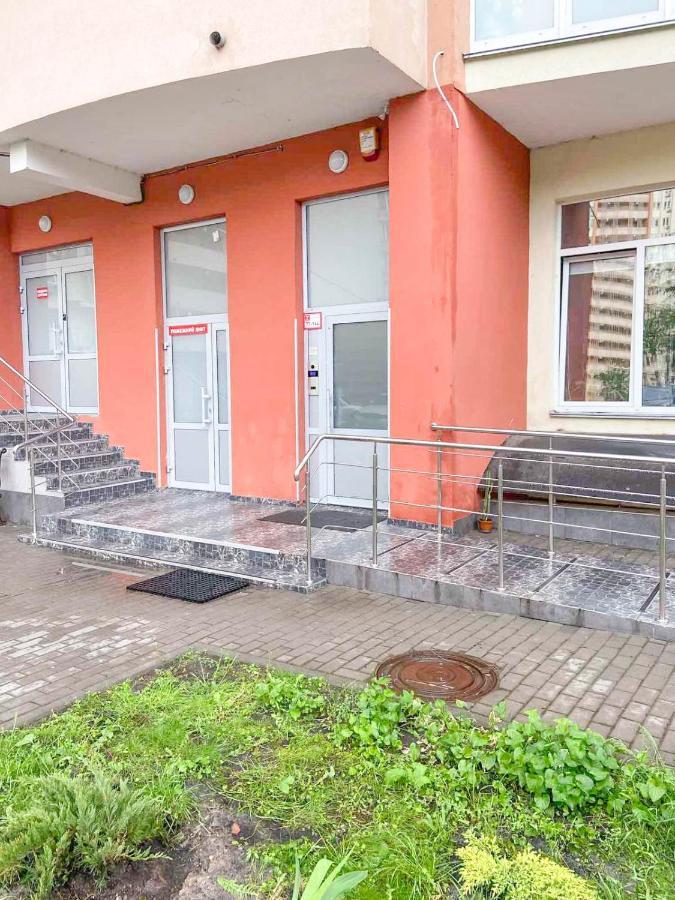 Large 2 Room Apartment With A Beautiful View 2 Min Metro Chernigivska Kiew Exterior foto