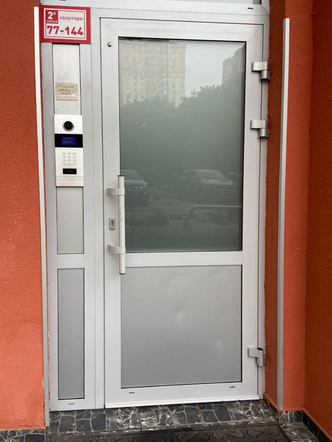 Large 2 Room Apartment With A Beautiful View 2 Min Metro Chernigivska Kiew Exterior foto