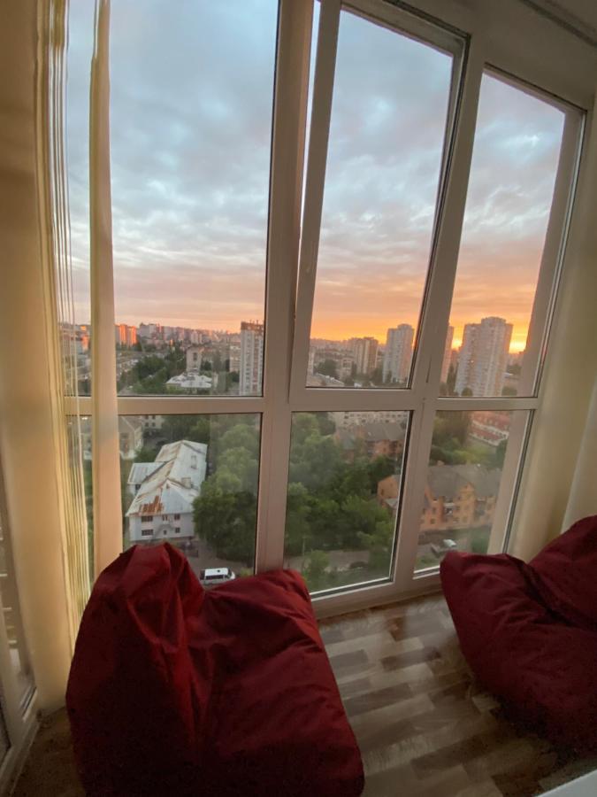 Large 2 Room Apartment With A Beautiful View 2 Min Metro Chernigivska Kiew Exterior foto