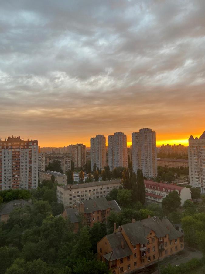 Large 2 Room Apartment With A Beautiful View 2 Min Metro Chernigivska Kiew Exterior foto