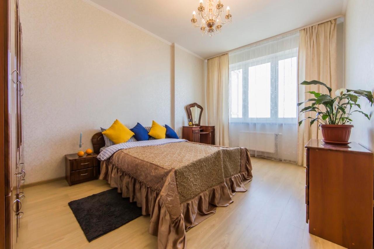 Large 2 Room Apartment With A Beautiful View 2 Min Metro Chernigivska Kiew Exterior foto