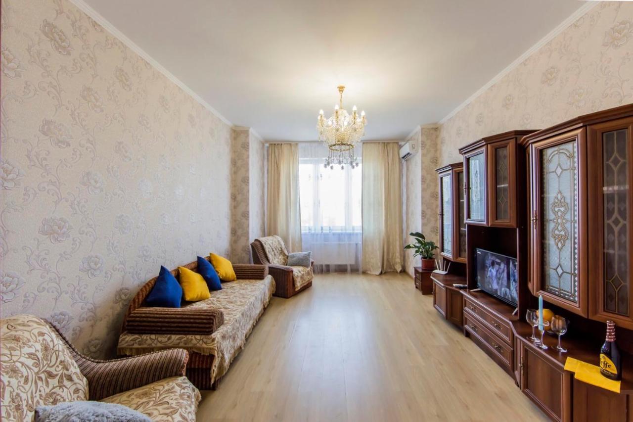 Large 2 Room Apartment With A Beautiful View 2 Min Metro Chernigivska Kiew Exterior foto