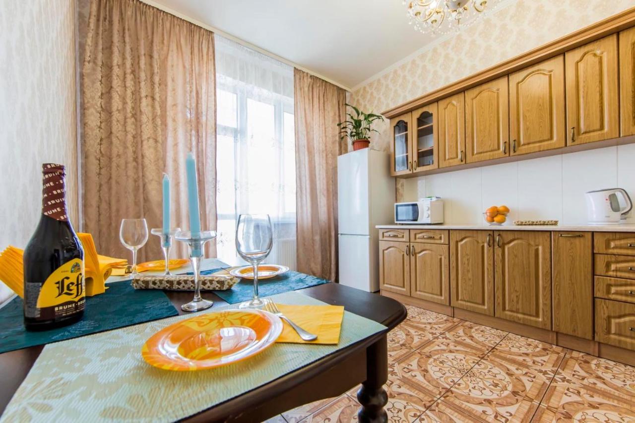 Large 2 Room Apartment With A Beautiful View 2 Min Metro Chernigivska Kiew Exterior foto
