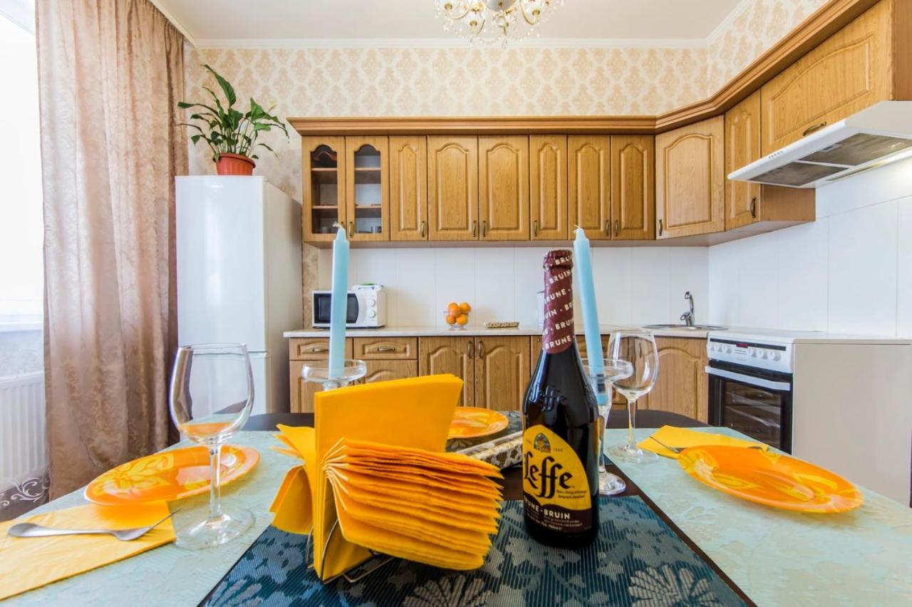 Large 2 Room Apartment With A Beautiful View 2 Min Metro Chernigivska Kiew Exterior foto