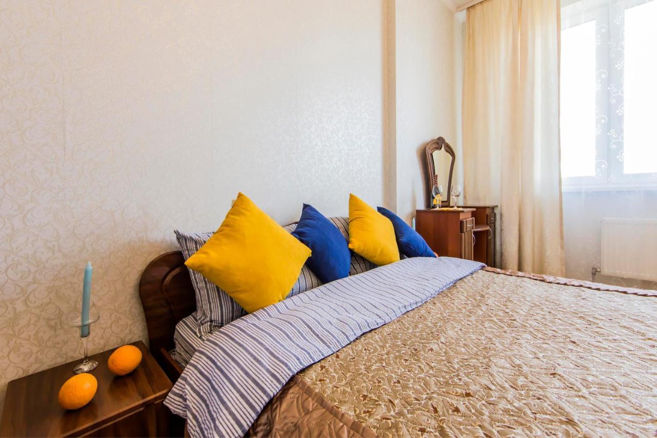 Large 2 Room Apartment With A Beautiful View 2 Min Metro Chernigivska Kiew Exterior foto