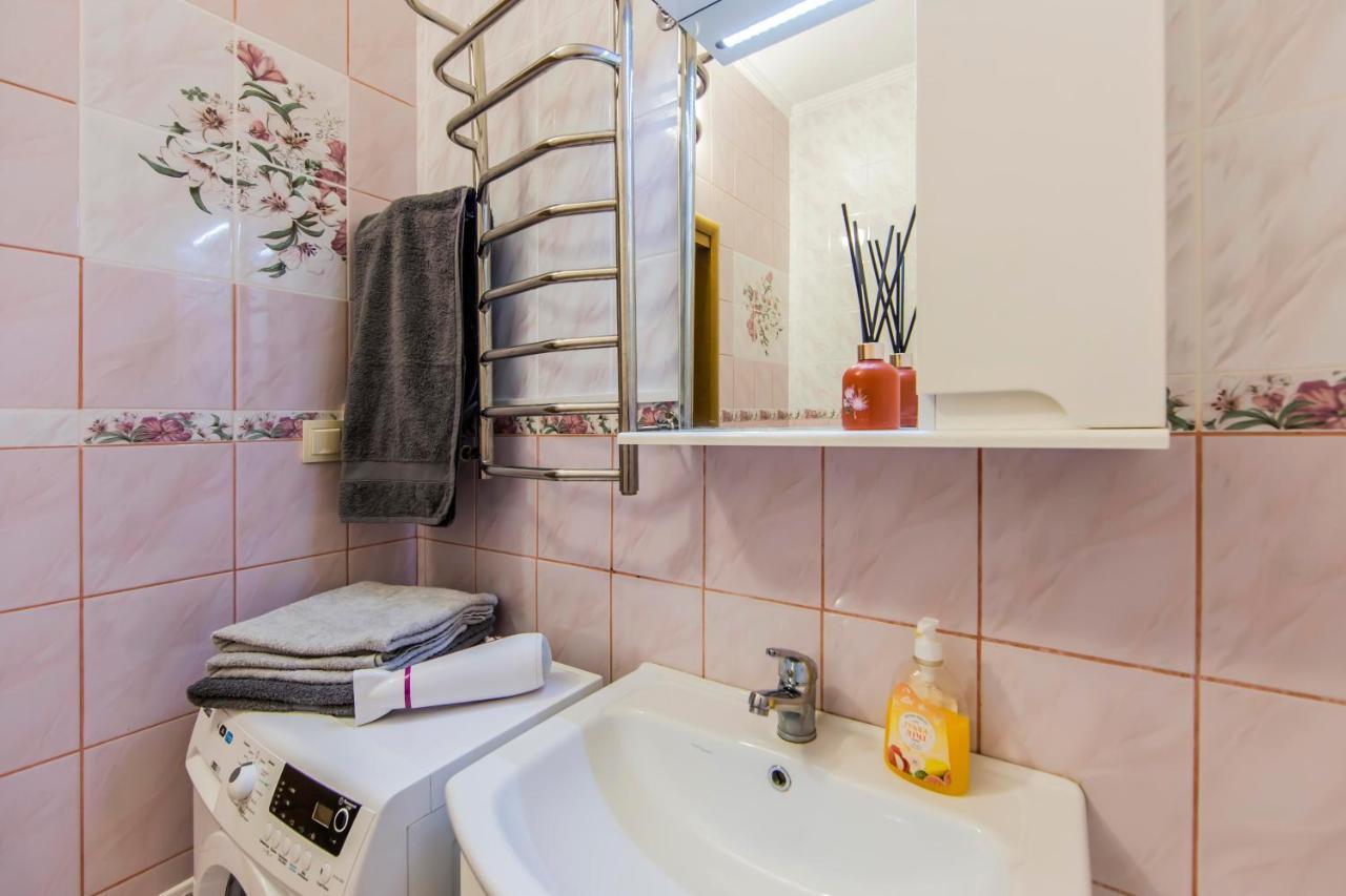 Large 2 Room Apartment With A Beautiful View 2 Min Metro Chernigivska Kiew Exterior foto