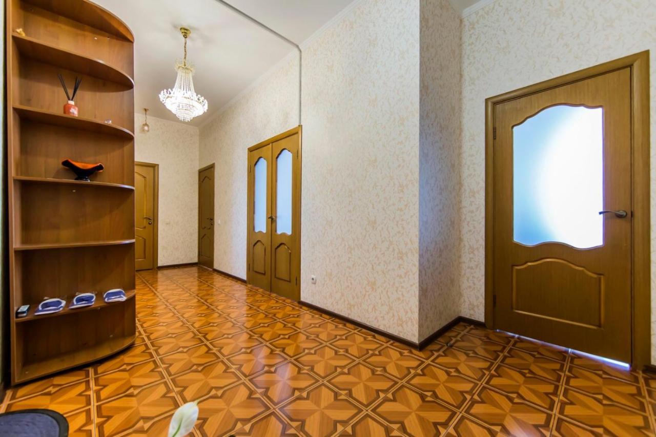 Large 2 Room Apartment With A Beautiful View 2 Min Metro Chernigivska Kiew Exterior foto