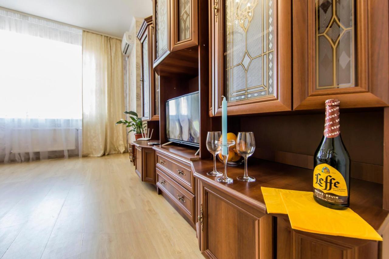 Large 2 Room Apartment With A Beautiful View 2 Min Metro Chernigivska Kiew Exterior foto