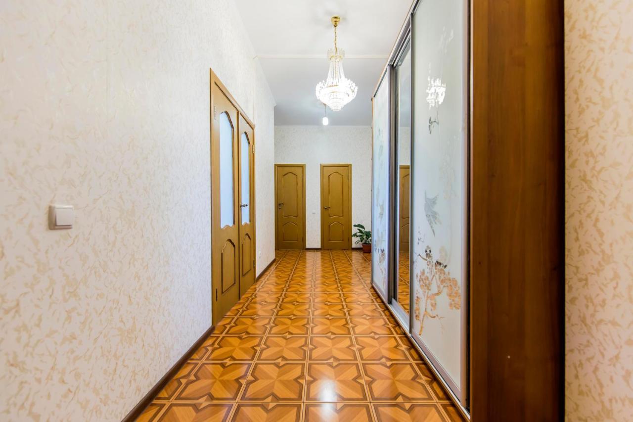 Large 2 Room Apartment With A Beautiful View 2 Min Metro Chernigivska Kiew Exterior foto