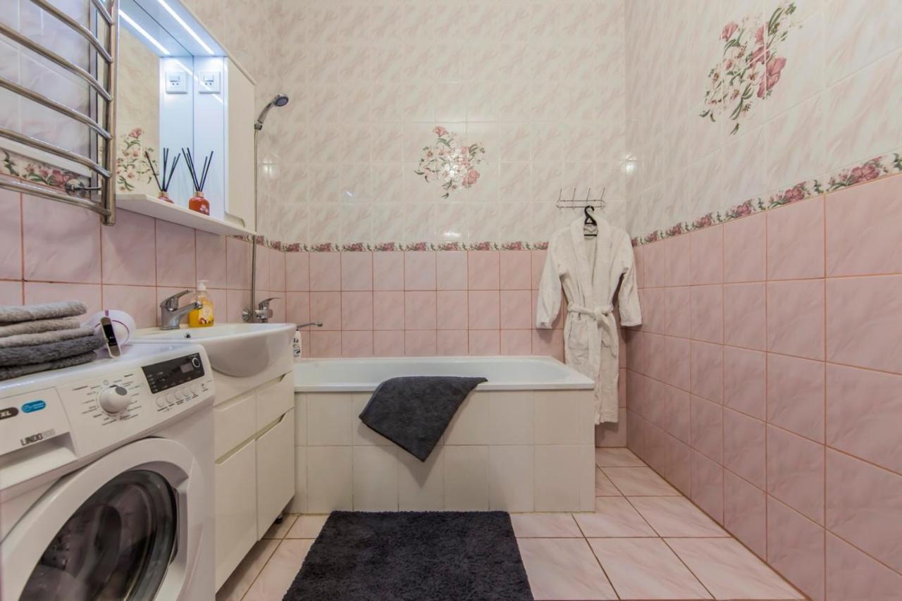 Large 2 Room Apartment With A Beautiful View 2 Min Metro Chernigivska Kiew Exterior foto
