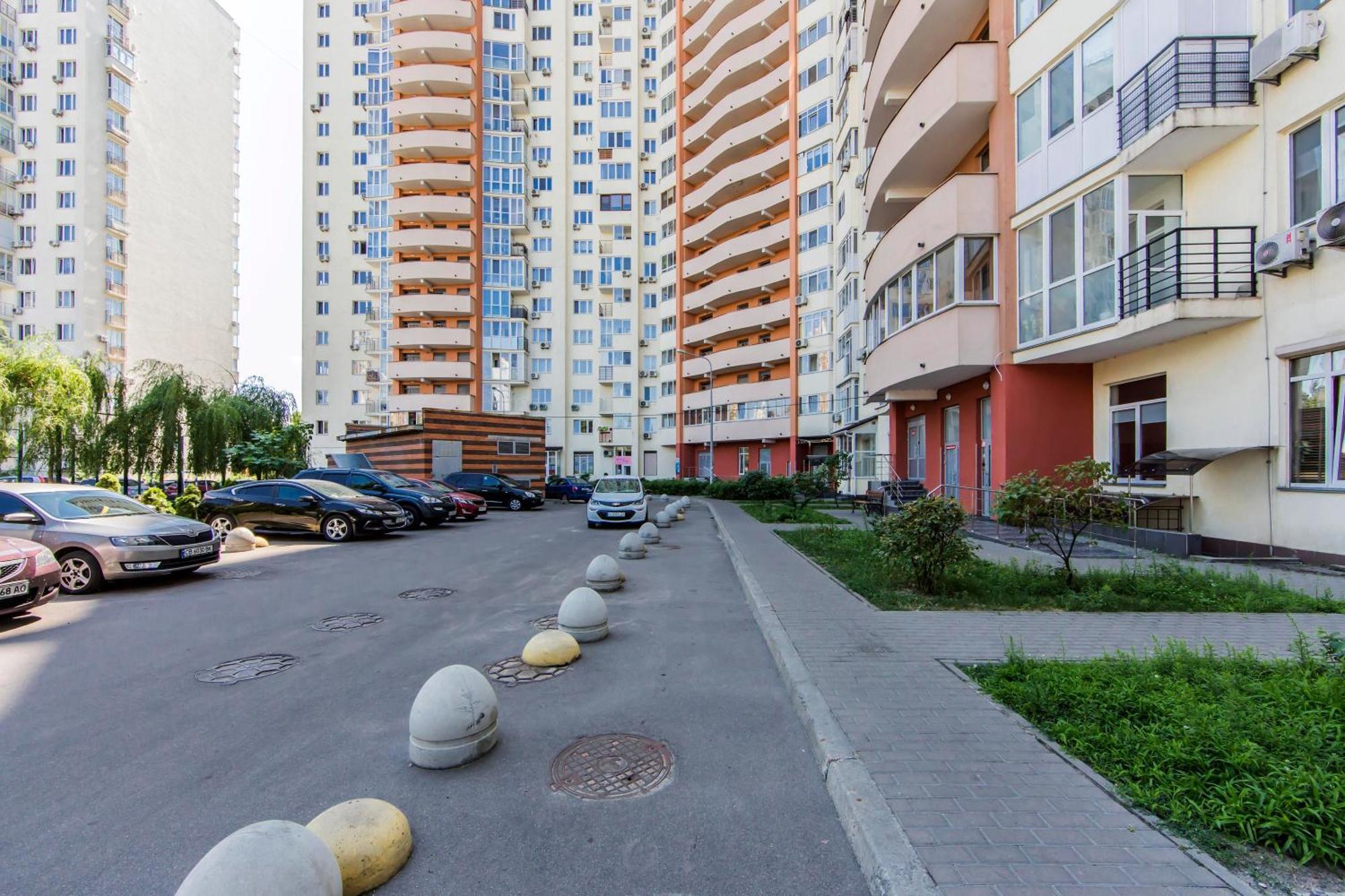Large 2 Room Apartment With A Beautiful View 2 Min Metro Chernigivska Kiew Exterior foto